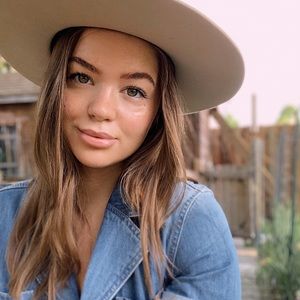 Meet your Posher, Rebecca